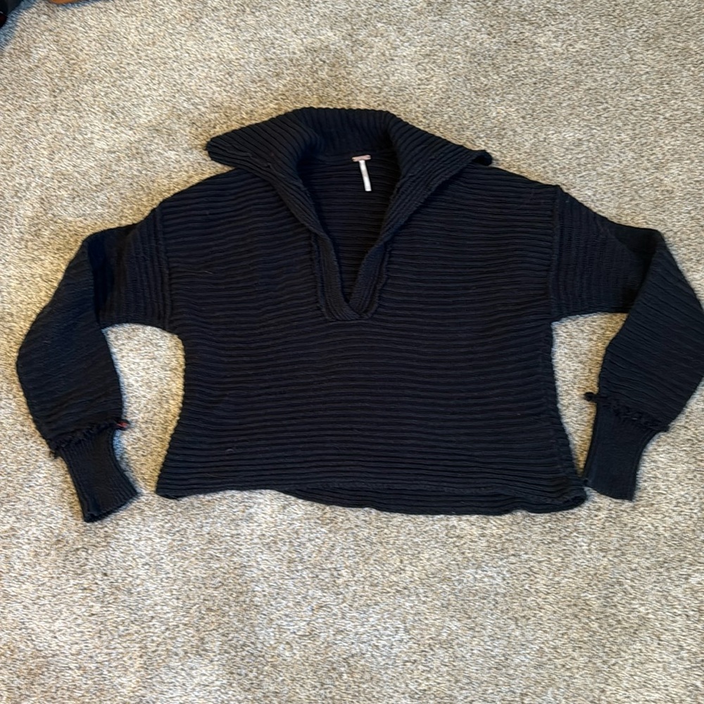Free people sweater in black XS. Good condition